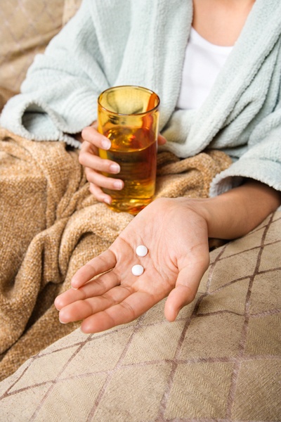 “Toma este remédio que alivia a dor”