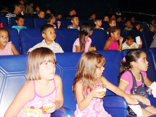 Sessão de cinema e solidariedade