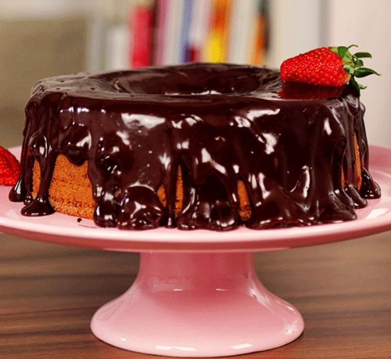 Bolo de morango com cobertura de chocolate