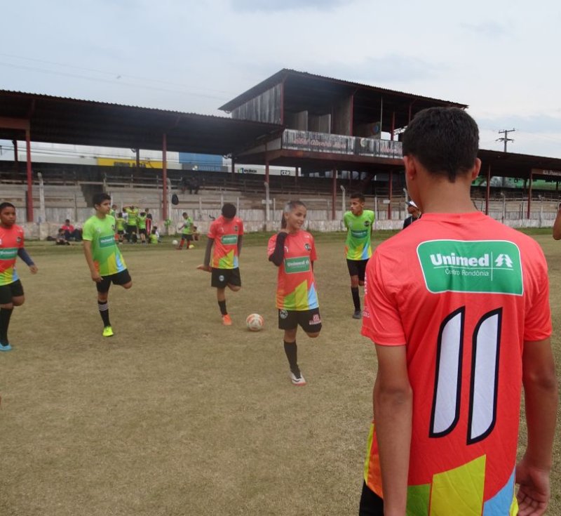 Unimed Centro Rondônia fortalece incentivo ao esporte por meio do apoio à Escolinha de Futebol AJS Unimed